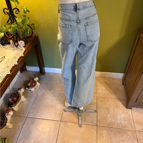 Frame Denim Light Wash Jeans - Picture 9 of 17